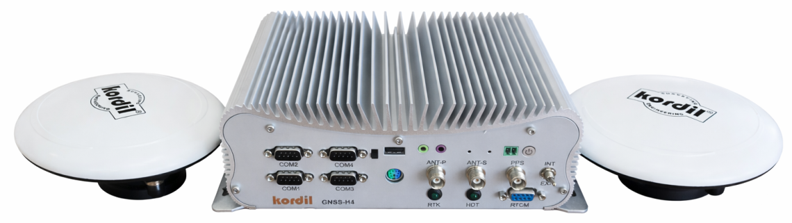 Antenlerinde Kordil logosu bulunan GNSS-H4 çift antenli konum ve doğrultu ölçüm sistemi